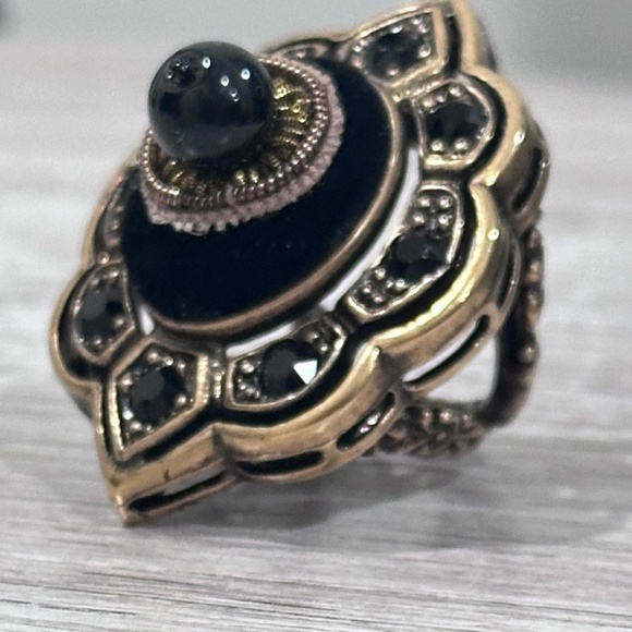 Gucci Gold Black Crystals, Velvet and Resin Cushion Cocktail Ring - Picture 4 of 6